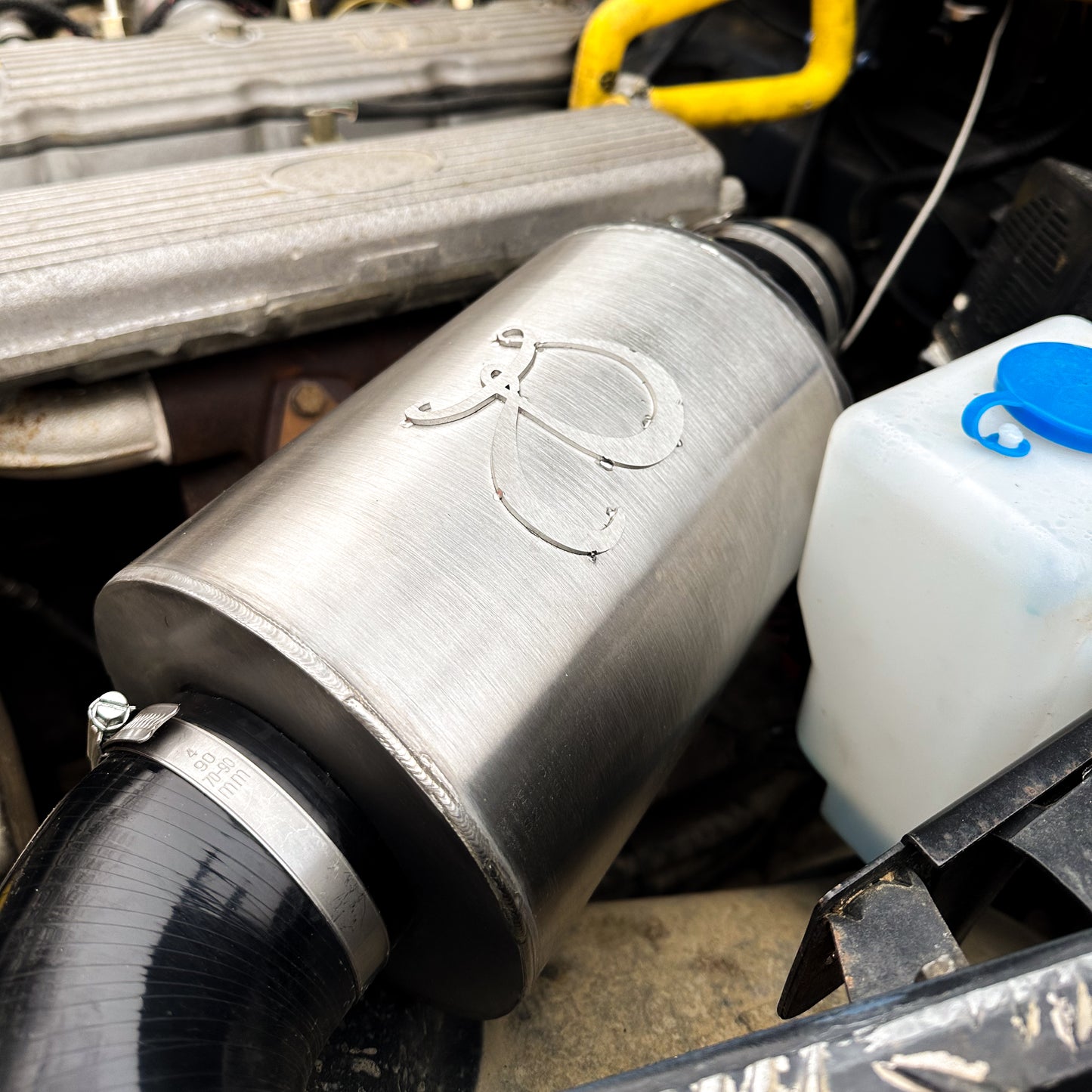 Side angle of high-performance stainless steel airbox fitted in off-road 4x4